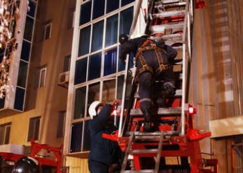 Rescatista agarra por la pierna en el aire a adolescente que se tiró desde la 15.ª planta de un edificio