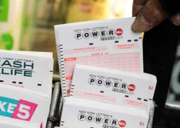 Mujer utiliza mismo número en juegos de Lotería y gana medio millón de dólares