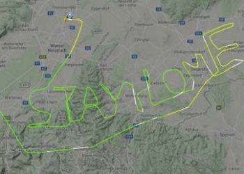 Un piloto escribe en el cielo «quédate en casa» en medio de la pandemia de coronavirus