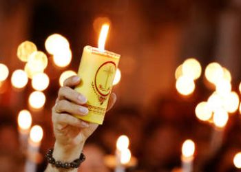 Se le incendia el suéter a un vicario mientras entonaba una plegaria a Dios durante un sermón virtual por causa del coronavirus