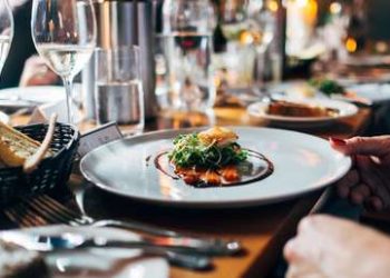 Un cliente anónimo deja diez mil dólares de ‘propina’ en un restaurante de Florida