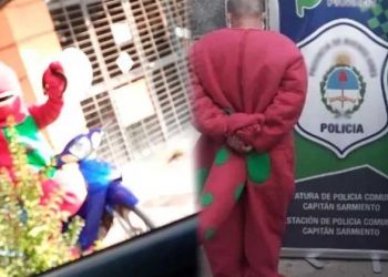 Hombre se disfraza de Barney para visitar a su novia y es arrestado por violar la cuarentena
