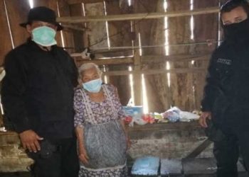 Agentes de la PNC llevan ayuda a anciana de escasos recursos en Sonsonate