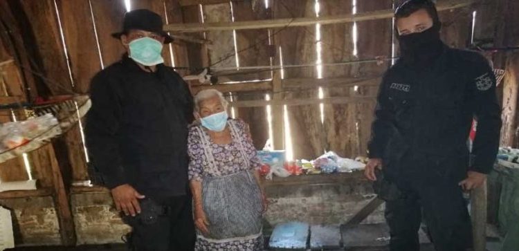 Agentes de la PNC llevan ayuda a anciana de escasos recursos en Sonsonate
