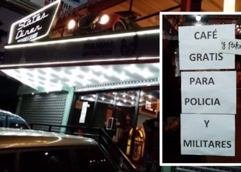 Restaurante ofrece café gratis para policías y militares durante emergencia por COVID-19 en San Salvador