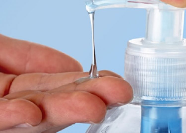 Uso excesivo de gel antibacterial provocaría enfermedades en la piel