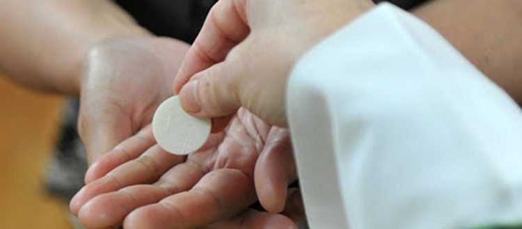 Iglesia católica salvadoreña ahora dará la hostia en las manos durante misas