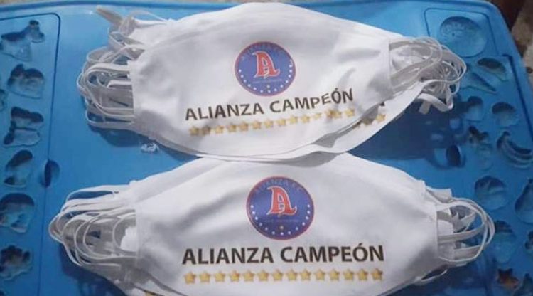 Mascarillas del Alianza se hacen virales en las redes sociales