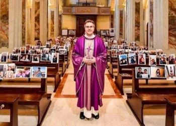 Sacerdote italiano celebra misa con fotografías de sus feligreses ante el coronavirus