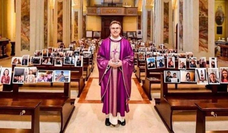 Sacerdote italiano celebra misa con fotografías de sus feligreses ante el coronavirus