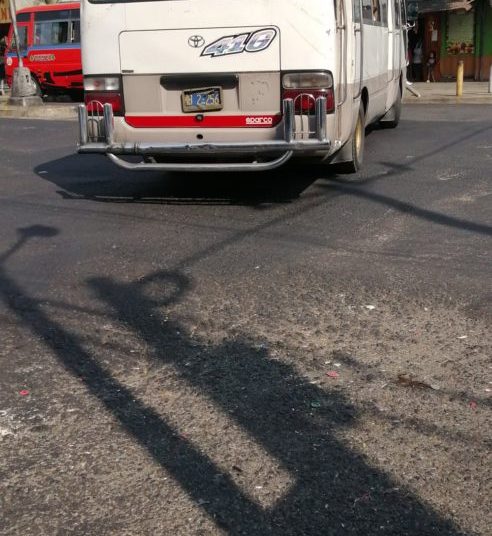 Denuncian a microbusero de la ruta 41G que cobra pasaje sin usar guantes ni mascarilla