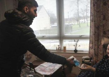 Pareja de escoceses auxilia a una ancianita que no encontró lo necesario para protegerse contra el coronavirus