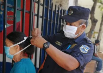 Agente de la PNC obsequia mascarilla a ancianita que no tenía como protegerse del coronavirus