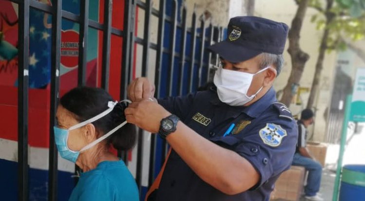 Agente de la PNC obsequia mascarilla a ancianita que no tenía como protegerse del coronavirus