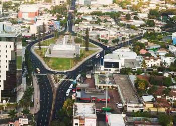 Así luce la Plaza Salvador del Mundo tras cuatro días de cuarentena domiciliar