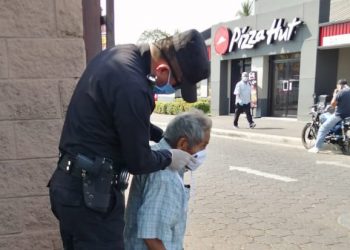 Agente de la PNC obsequia mascarilla a ancianito que no tenía como protegerse del coronavirus