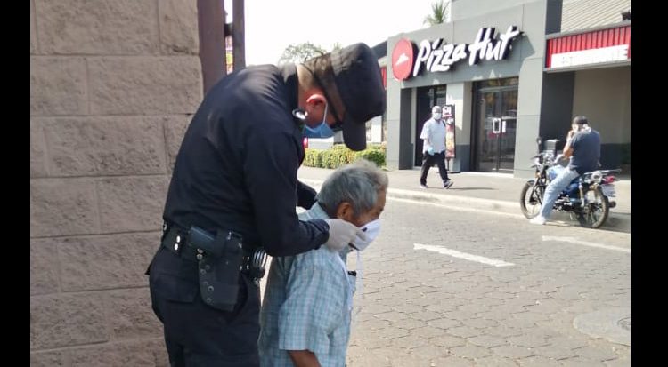 Agente de la PNC obsequia mascarilla a ancianito que no tenía como protegerse del coronavirus