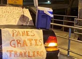 Jóvenes solidarios reparten comida gratis a “traileros” que transportan productos de primera necesidad