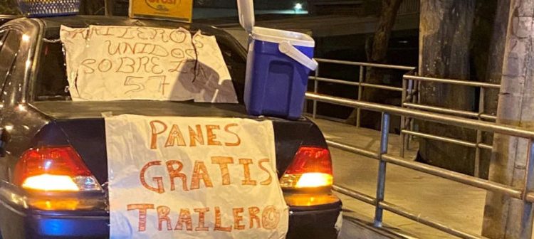 Jóvenes solidarios reparten comida gratis a “traileros” que transportan productos de primera necesidad