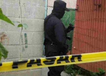 Mujer entra al sanitario de mercado y fallece tras caer al suelo