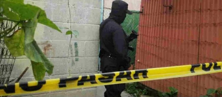 Mujer entra al sanitario de mercado y fallece tras caer al suelo