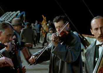 Violinistas tocan música hundimiento del Titanic ante estantes de papel higiénico vacíos