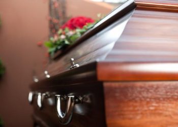 Aíslan a un municipio italiano después de que cientos de personas se reunieran en un funeral