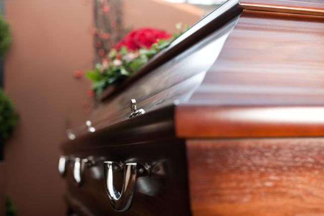Aíslan a un municipio italiano después de que cientos de personas se reunieran en un funeral