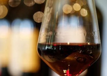 Una joven se derrama el vino en la cara y causa furor en las redes sociales al identificarse muchos con ella
