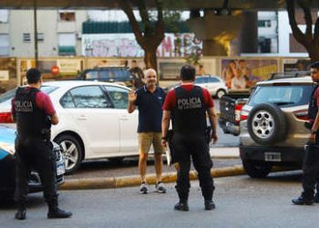 Arrestan a una joven por esconderse en el maletero de un coche para violar la cuarentena