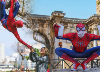 Ancianos de una ciudad turca reciben compras de un ‘Hombre Araña’ en medio de la pandemia de coronavirus