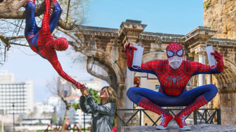 Ancianos de una ciudad turca reciben compras de un ‘Hombre Araña’ en medio de la pandemia de coronavirus