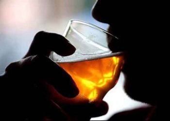 Graves consecuencias por beber alcohol durante la cuarentena domiciliar, advierten científicos