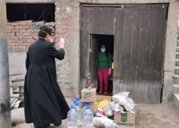 Sacerdote bendice y entrega alimentos a familias en cuarentena domiciliar afectadas por el coronavirus