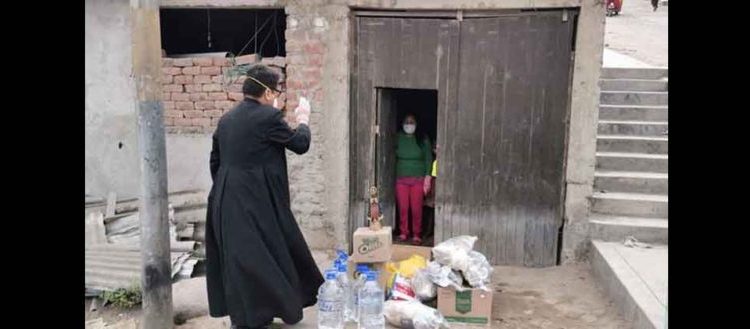 Sacerdote bendice y entrega alimentos a familias en cuarentena domiciliar afectadas por el coronavirus