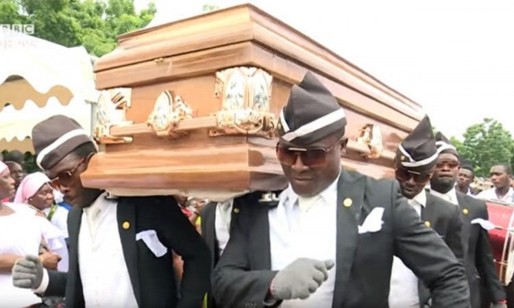 La historia real tras el meme de los africanos bailando con el ataúd