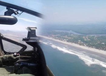 Fuerza Aérea inspecciona playas para detectar ciudadanos durante cuarentena domiciliar