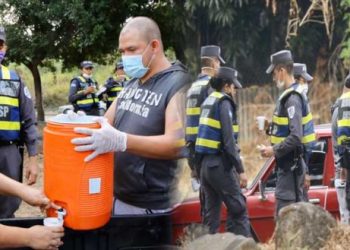 Aplauden gesto de una familia que reparte pan y chocolate a policías y militares en San Salvador