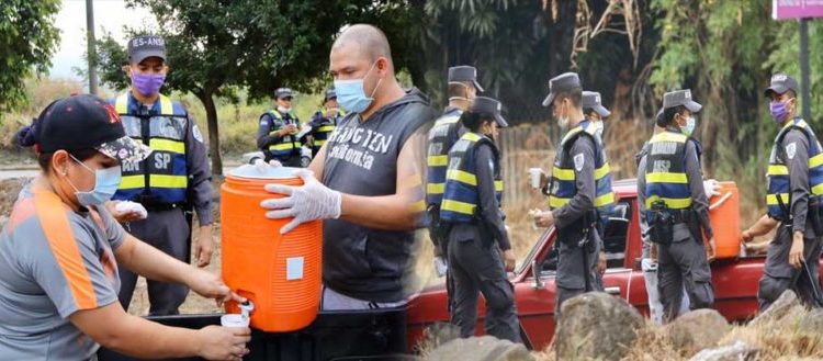 Aplauden gesto de una familia que reparte pan y chocolate a policías y militares en San Salvador