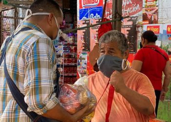 Aplauden a comerciante de San Miguel que prepara paquetes alimenticios para donarlo a personas necesitadas