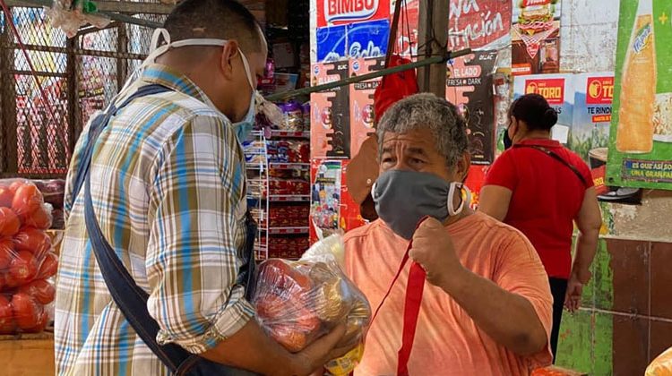 Aplauden a comerciante de San Miguel que prepara paquetes alimenticios para donarlo a personas necesitadas