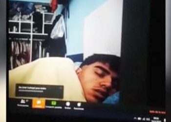 Estudiante se duerme durante una clase en línea y el video se vuelve viral
