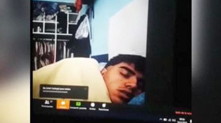 Estudiante se duerme durante una clase en línea y el video se vuelve viral