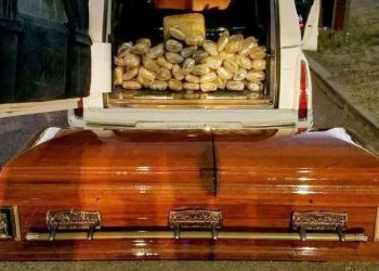 Sudáfrica: Sujetos intentan traficar 80 kilogramos de droga en un ataúd pero son detenidos