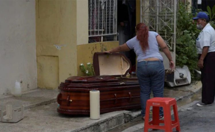 Terror en Ecuador: Hay unos 450 cuerpos en las calles y casas de víctimas de COVID-19