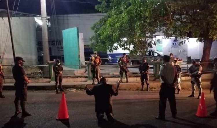 Agentes policiales y soldados se suman a oración contra el coronavirus