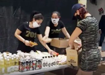 Hija del “Chapo” Guzmán comparte alimentos con ancianos pobres en México
