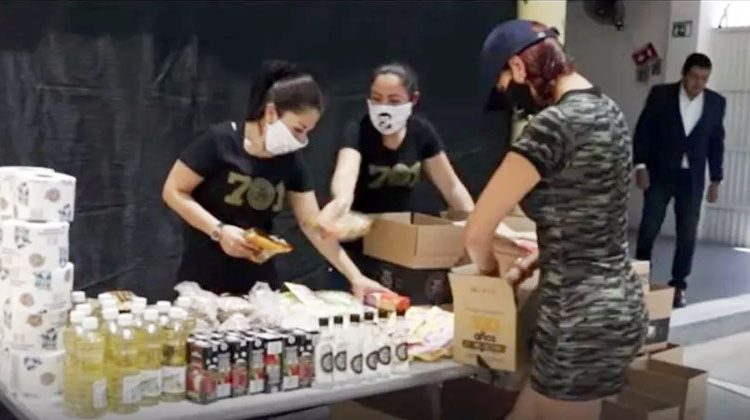 Hija del “Chapo” Guzmán comparte alimentos con ancianos pobres en México