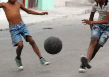 Multarán a padres que dejen a sus hijos jugar afuera de sus casas en medio de la crisis por el coronavirus