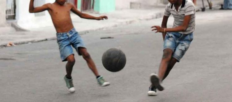 Multarán a padres que dejen a sus hijos jugar afuera de sus casas en medio de la crisis por el coronavirus